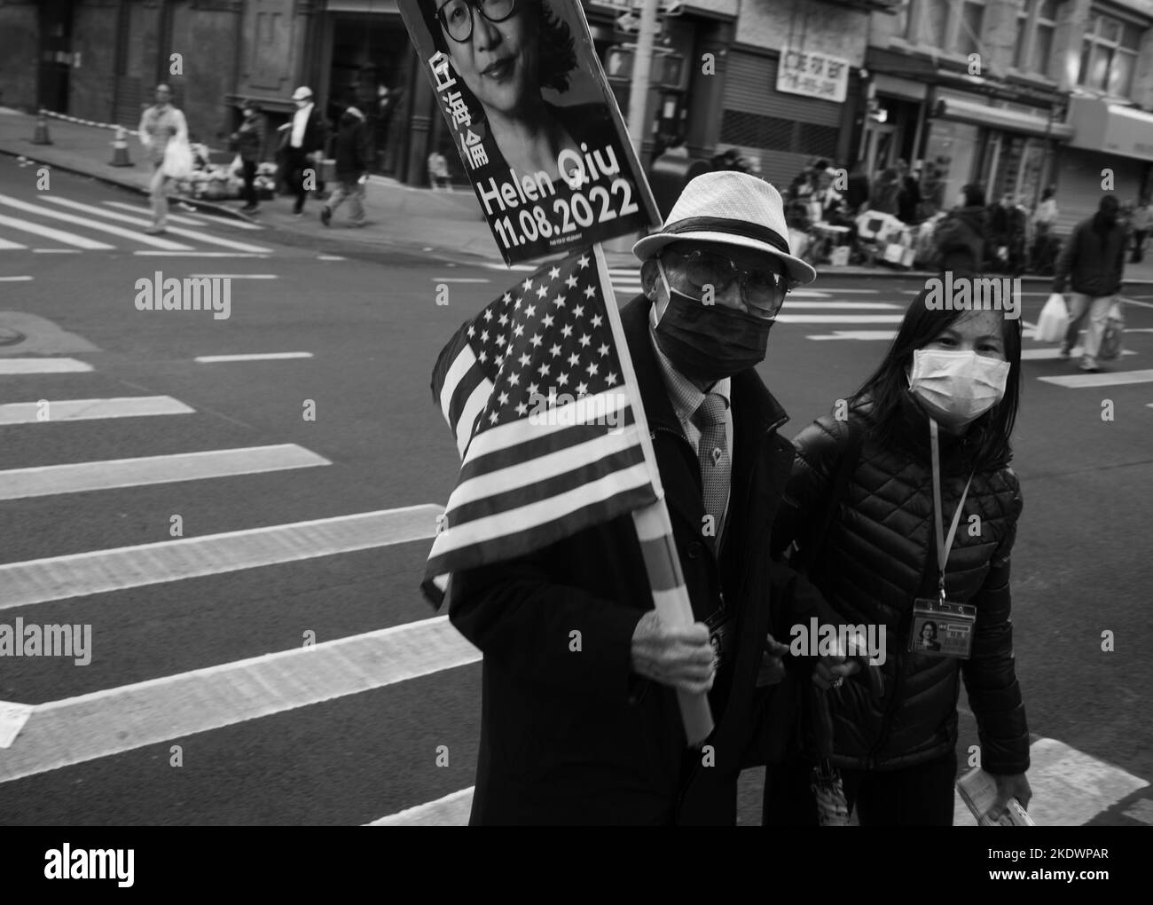 New York, New York, États-Unis. 8th novembre 2022. Les électeurs de la Représentante d'État la candidate républicaine Helen qui quitte leur vote dans le quartier chinois de New York (image de crédit: © Brian Branch Price/ZUMA Press Wire) crédit: ZUMA Press, Inc./Alay Live News Banque D'Images