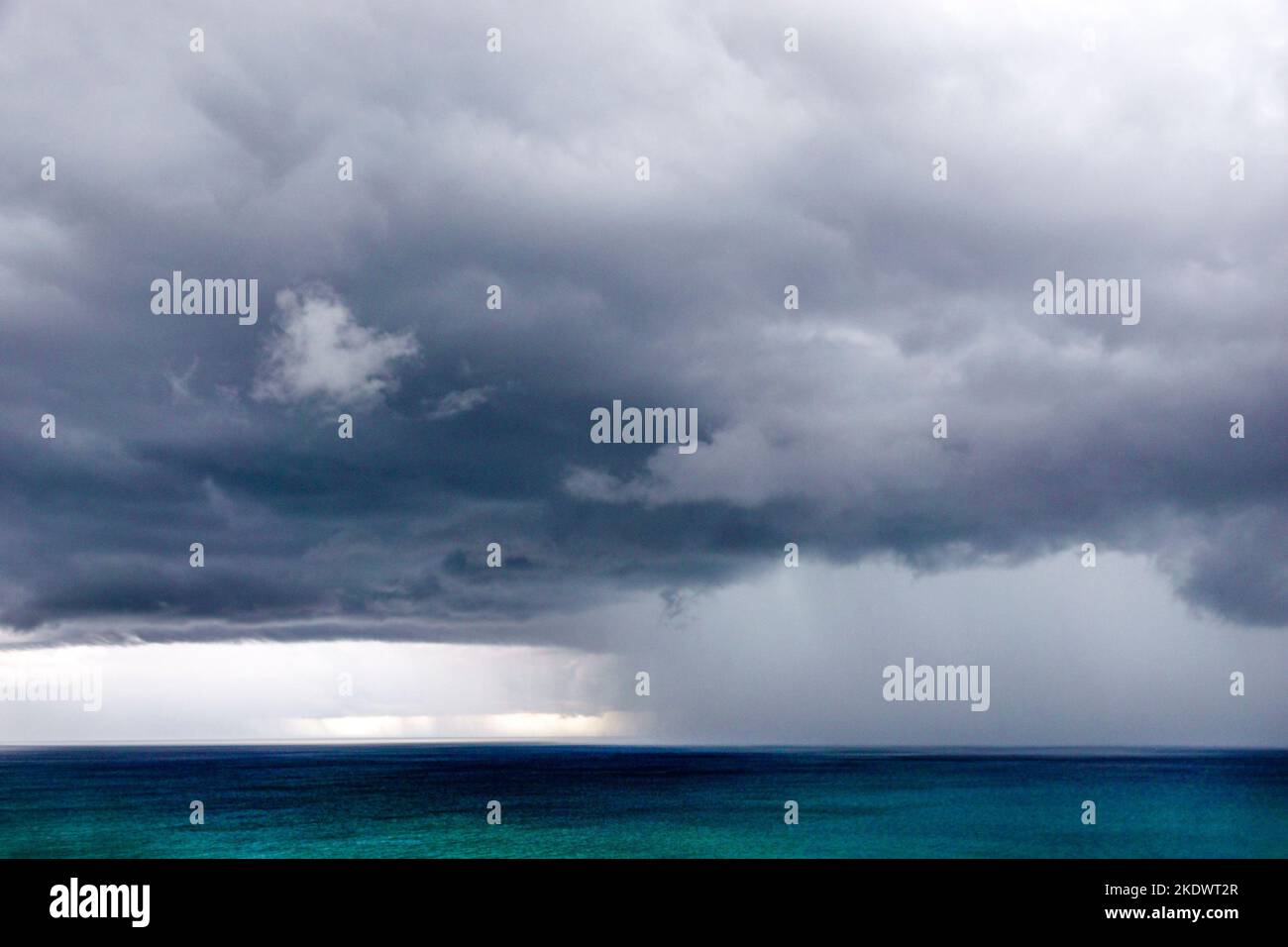 Miami Beach Floride, océan Atlantique eau temps tempête nuages gris foncé gris pluie lourde descente, changement climatique réchauffement climatique, Banque D'Images