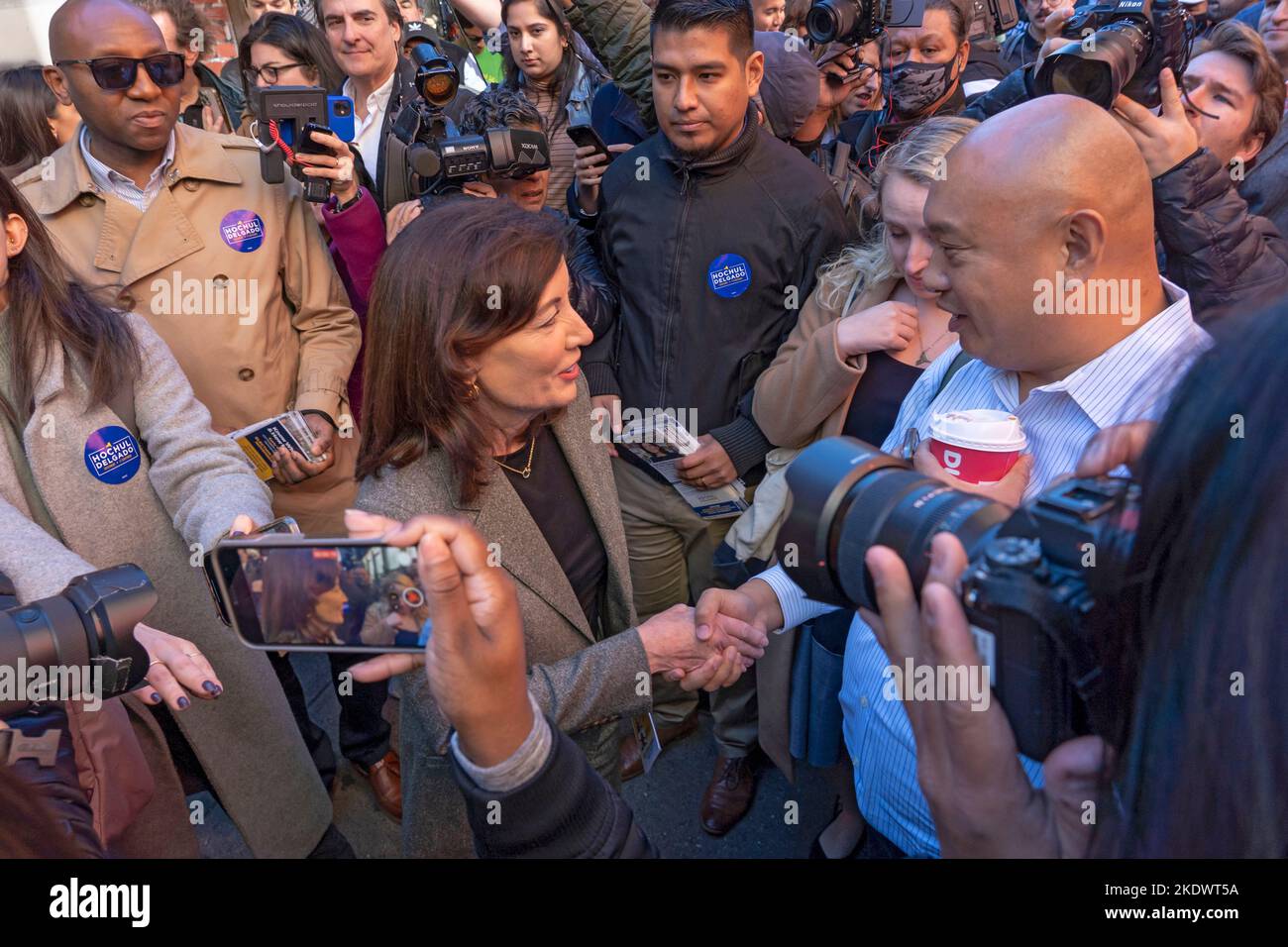 New York, États-Unis. 08th novembre 2022. La gouverneure de l’État de New York, Kathy Hochul, rencontre les électeurs avec le représentant des États-Unis, Alexandria Ocasio-Cortez, le sénateur Gianaris et d’autres personnes à la station de métro Woodside, dans le quartier de Woodside, le jour des élections de mi-mandat, dans le quartier Queens de New York. Crédit : SOPA Images Limited/Alamy Live News Banque D'Images