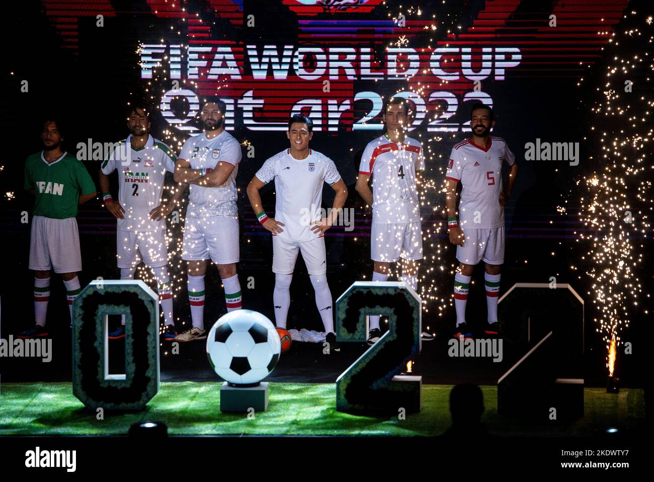 Téhéran, Téhéran, Iran. 8th novembre 2022. Un mannequin porte le nouveau kit de l'équipe nationale iranienne de football, troisième à droite, pour la prochaine coupe du monde 2022 lors d'une cérémonie de présentation à Téhéran. L'Iran joue l'Angleterre dans son match d'ouverture au Qatar sur 21 novembre avant de faire face au pays de Galles et aux États-Unis dans le groupe B. (image de crédit: © Sobhan Farajvan/Pacific Press via ZUMA Press Wire) crédit: ZUMA Press, Inc./Alamy Live News Banque D'Images