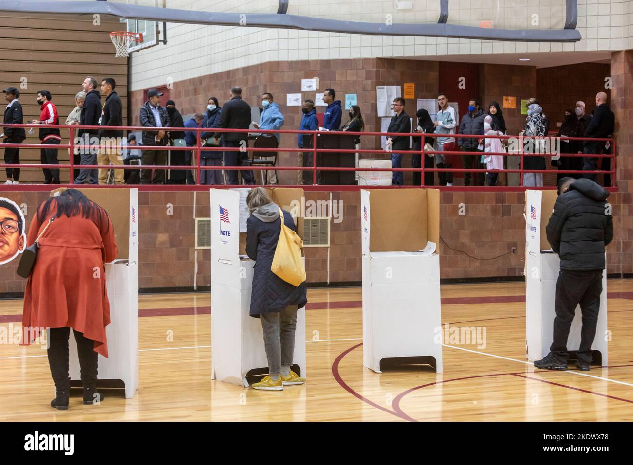 Hamtramck, Michigan, États-Unis. 8th novembre 2022. Les électeurs ont voté lors de l'élection de mi-mandat de 2022 à l'école secondaire Hamtramck. Les électeurs remplissent les bulletins de vote dans les cabines de vote de la salle de gym, tandis que les électeurs d'un autre quartier ci-dessus attendent dans la file d'attente. Crédit : Jim West/Alay Live News Banque D'Images