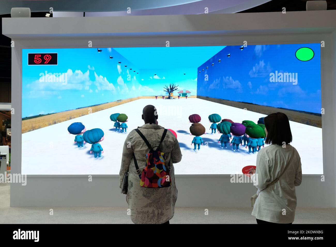 Londres, Royaume-Uni, 8th novembre 2022. Un participant joue à un jeu d'ordinateur sur un grand écran au stand coréen. L'événement commercial de trois jours sur les voyages et le tourisme revient au centre Excel dans une ambiance plus dynamique et confiante, car les chiffres encourageants des sept premiers mois de cette année indiquent que 470 millions de personnes ont fait des voyages dans le monde entier. Crédit : onzième heure Photographie/Alamy Live News Banque D'Images