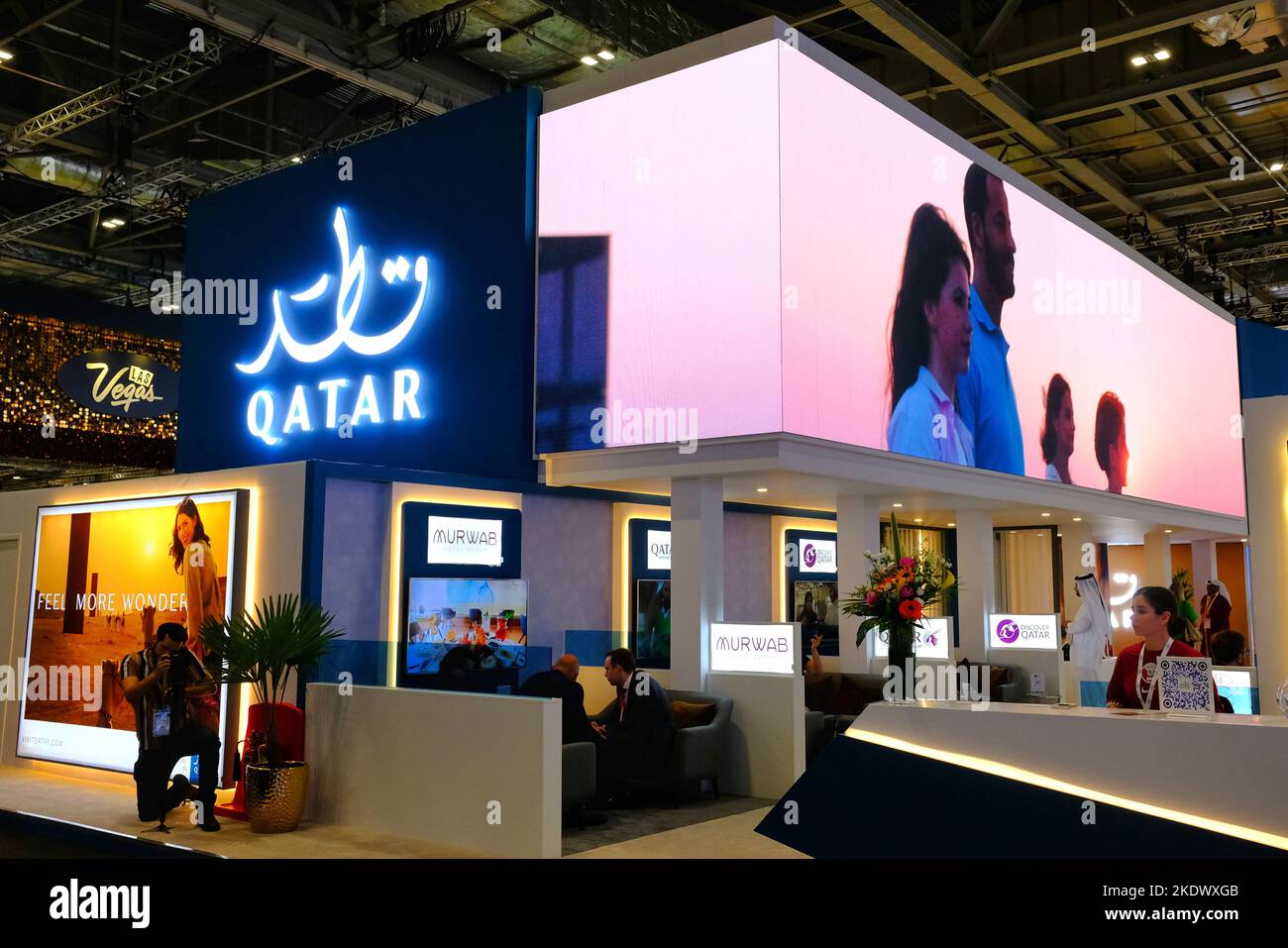 Londres, Royaume-Uni, 8th novembre 2022. Le stand touristique du Qatar est doté de grands écrans LED affichant des images animées. L'événement commercial de trois jours sur les voyages et le tourisme revient au centre Excel dans une ambiance plus dynamique et confiante, car les chiffres encourageants des sept premiers mois de cette année indiquent que 470 millions de personnes ont fait des voyages dans le monde entier. Crédit : onzième heure Photographie/Alamy Live News Banque D'Images