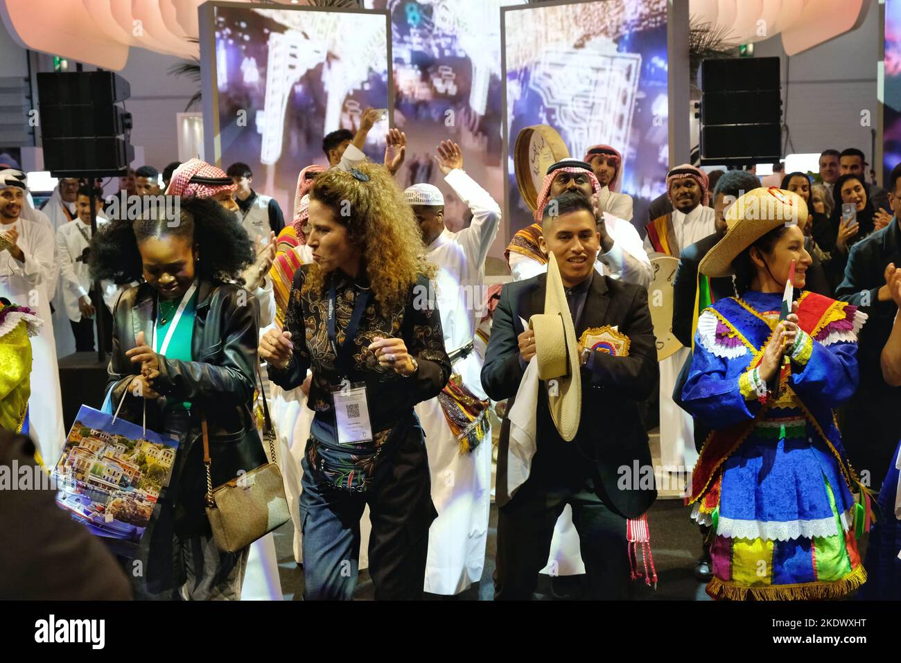 Londres, Royaume-Uni, 8th novembre 2022. Des artistes et des visiteurs de tous les coins de l'événement - ce qui signifie que différentes zones géographiques se réunissent avec des danseurs saoudiens sur leur stand, apportant l'atmosphère de l'ensemble du monde. L'événement commercial de trois jours sur les voyages et le tourisme revient au centre Excel dans une ambiance plus dynamique et confiante, car les chiffres encourageants des sept premiers mois de cette année indiquent que 470 millions de personnes ont fait des voyages dans le monde entier. Crédit : onzième heure Photographie/Alamy Live News Banque D'Images