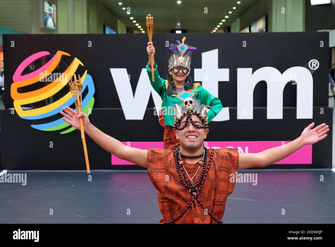 Londres, Royaume-Uni, 8th novembre 2022. Les danseurs folkloriques se produisent devant le logo du World Travel Market. L'événement commercial de trois jours sur les voyages et le tourisme revient au centre Excel dans une ambiance plus dynamique et confiante, car les chiffres encourageants des sept premiers mois de cette année indiquent que 470 millions de personnes ont fait des voyages dans le monde entier. Crédit : onzième heure Photographie/Alamy Live News Banque D'Images