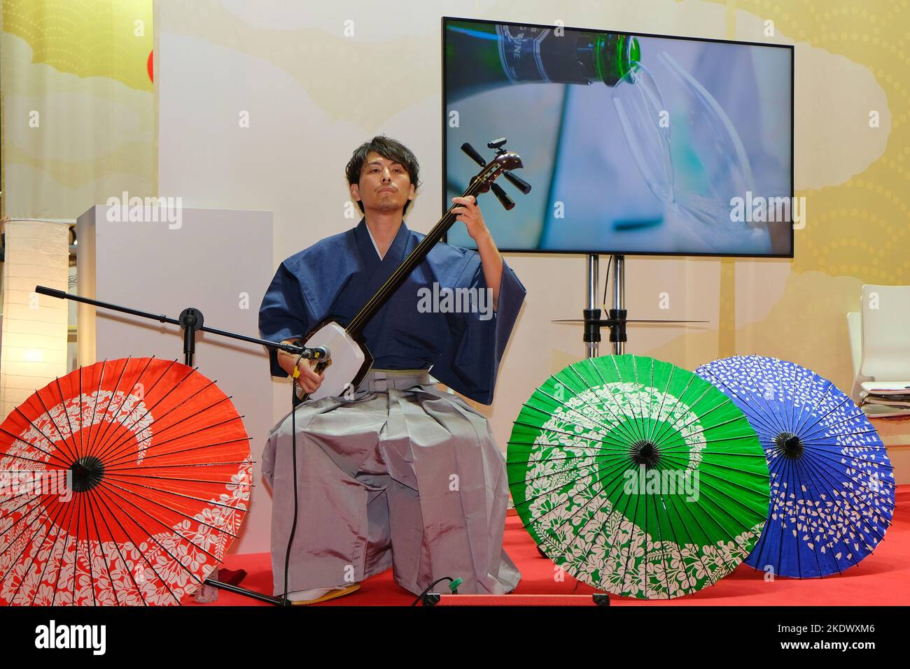 Londres, Royaume-Uni, 8th novembre 2022. Un mucisien joue un instrument au stand du Japon. L'événement commercial de trois jours sur les voyages et le tourisme revient au centre Excel dans une ambiance plus dynamique et confiante, car les chiffres encourageants des sept premiers mois de cette année indiquent que 470 millions de personnes ont fait des voyages dans le monde entier. Crédit : onzième heure Photographie/Alamy Live News Banque D'Images