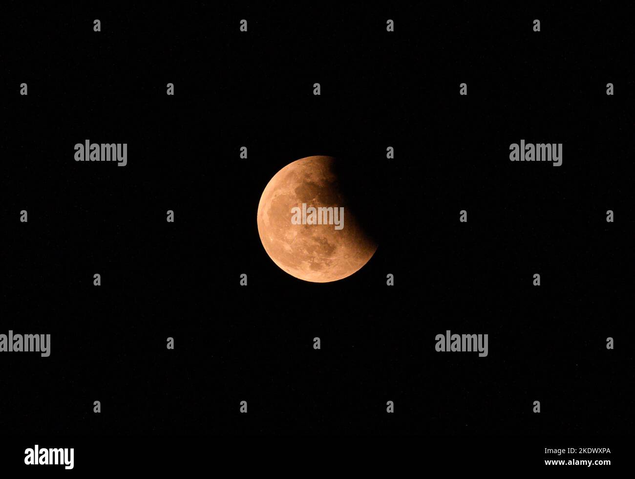 Tehatta, Bengale-Occidental, Inde. 8th novembre 2022. L'éclipse lunaire ''la lune de sang'' ou la partie ''Chandra Grahan'' a été vue à partir du temps de la lune. L'éclipse lunaire complète (Chandra Grahan) 2022 se termine à 5:11 pm, et l'éclipse lunaire partielle 2022 à 6:19 pm. Des photographies d'éclipses lunaires à différents moments ont été prises du sommet de la plantation de bananes dans un champ ouvert à Tehatta. (Credit image: © Soumyabrata Roy/Pacific Press via ZUMA Press Wire) Banque D'Images