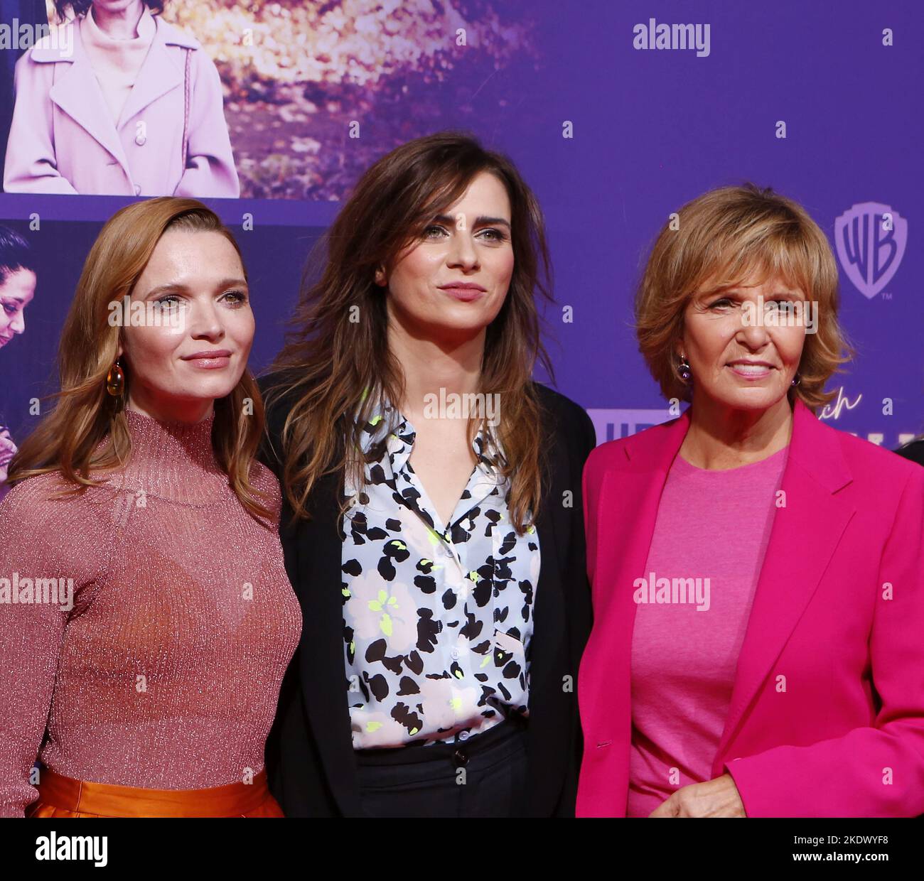 8 novembre 2022, Berlin, Berlin-Charlottenburg, Allemagne : Première mondiale du film ''EINFACH MAL WAS SCHÖNES'' dans le zoo palace.in présence du réalisateur, scénariste et actrice en chef Karoline Herfurth..la photo montre l'actrice Karoline Herfurth, Nora Tschirner, Ulrike Kriener sur le tapis rouge devant le Zoopalast à Berlin-Charlottenburg (Credit image: © Simone Kuhlmey/Pacific Press via ZUMA Press Wire) Banque D'Images