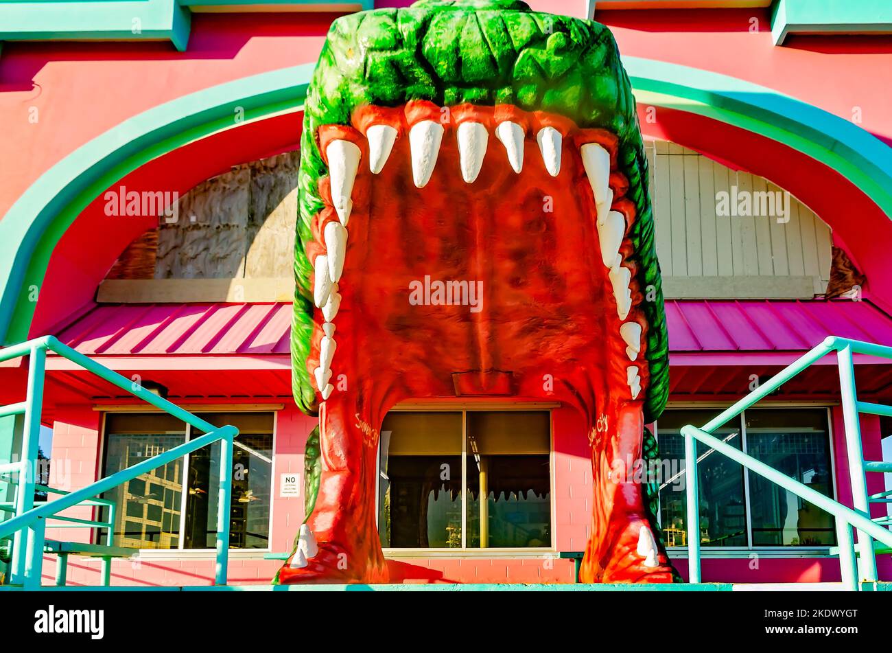 Une bouche d'alligator géante sert d'entrée à la ville de souvenir, le 6 novembre 2022, à Biloxi, Mississippi. Banque D'Images