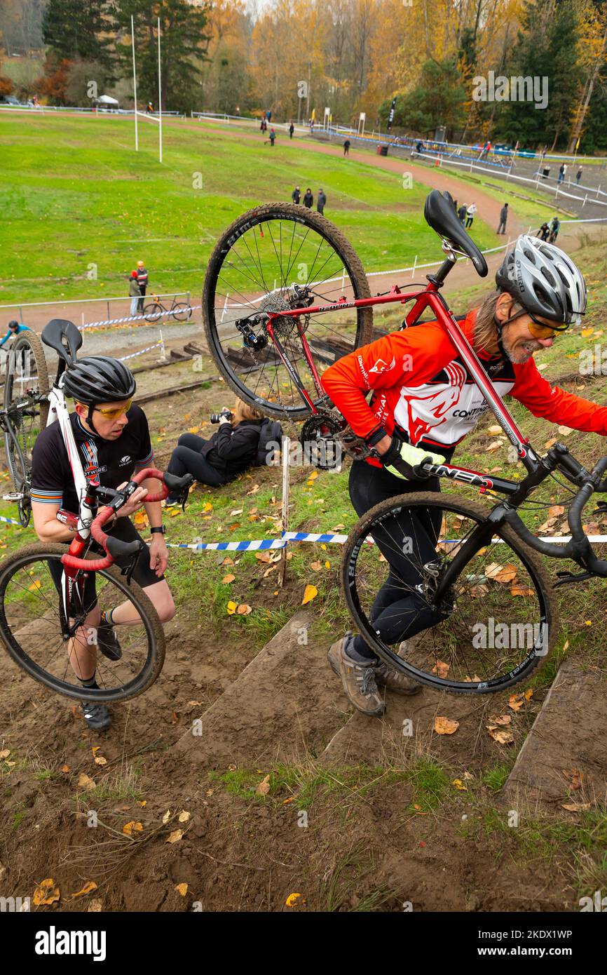 WA21479-00....WASHINGTON - l'escalier redouté monte sur une longue colline escarpée pendant une course de cyclocross au SeaTac Park. Banque D'Images