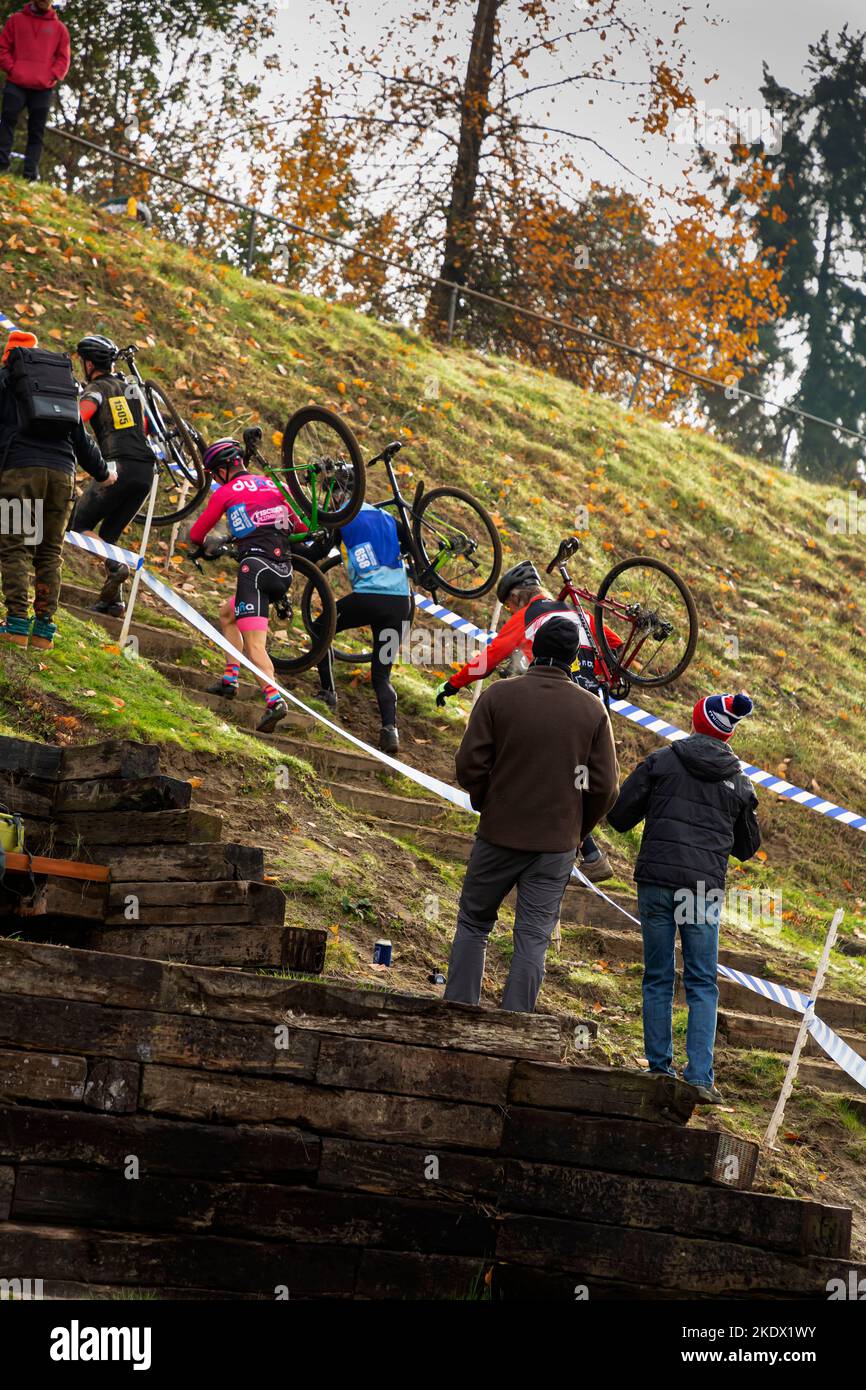 WA21481-00...WASHINGTON - transport de vélos sur un escalier raide à la course de Cyclocross SeaTac de 2021. Banque D'Images