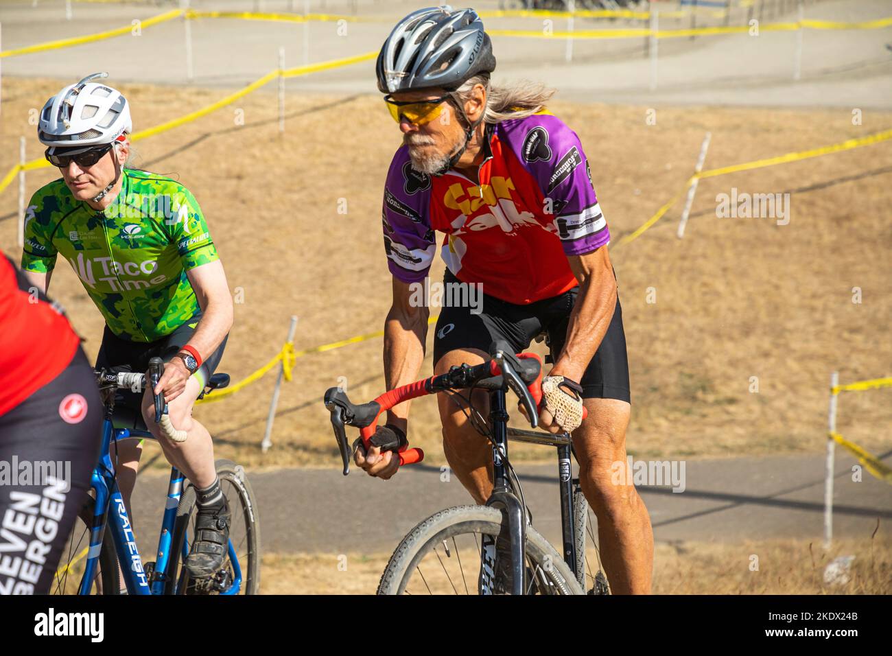 WA22602-00...WASHINGTON - Tom Kirkendall participe à une course de cyclocross à l'école secondaire Evergreen de Seattle. Banque D'Images