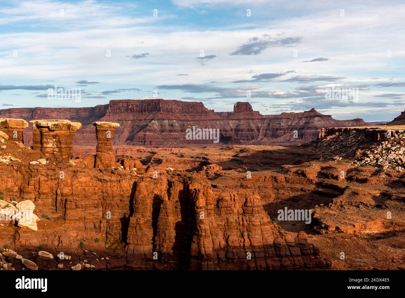 Vue panoramique HDR à partir de 12 photos de l'arche naturelle du terrain à Moab Banque D'Images
