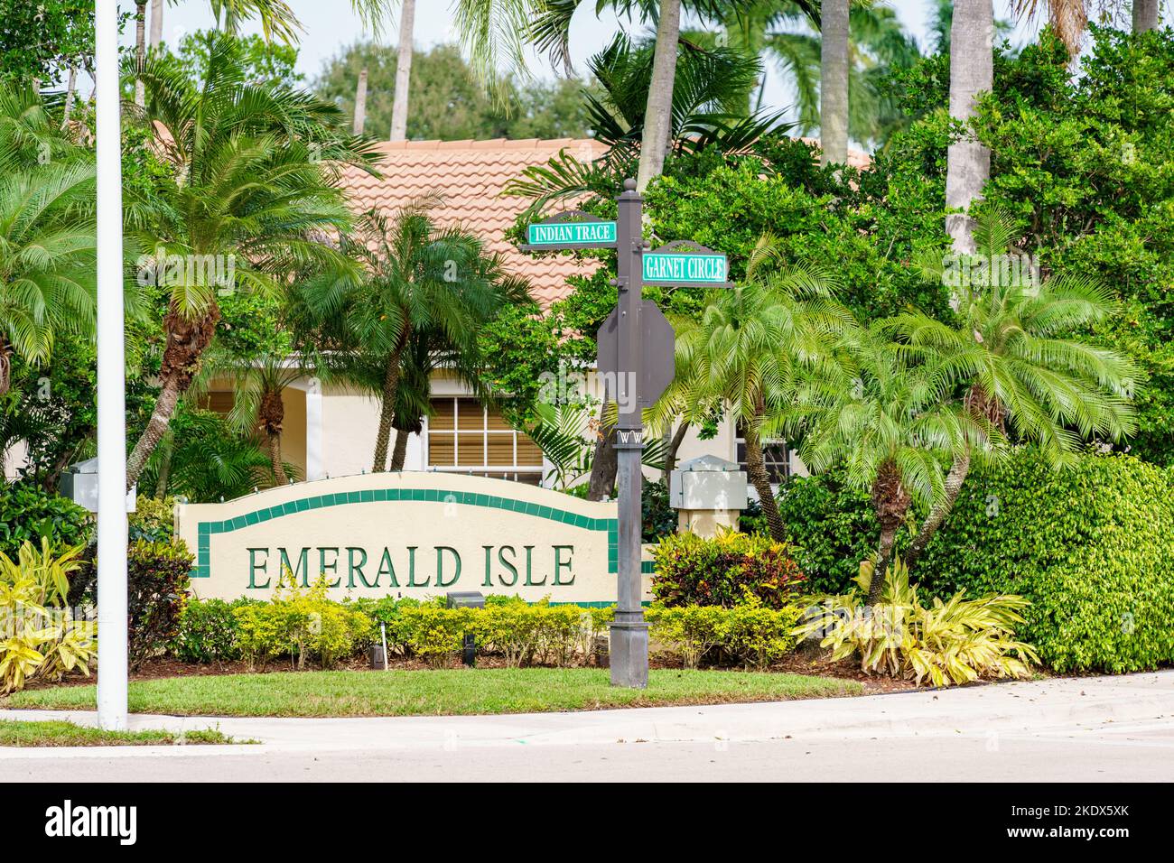 Weston, FL, Etats-Unis - 8 novembre 2022: Photo du quartier résidentiel d'Emerald Isle Banque D'Images
