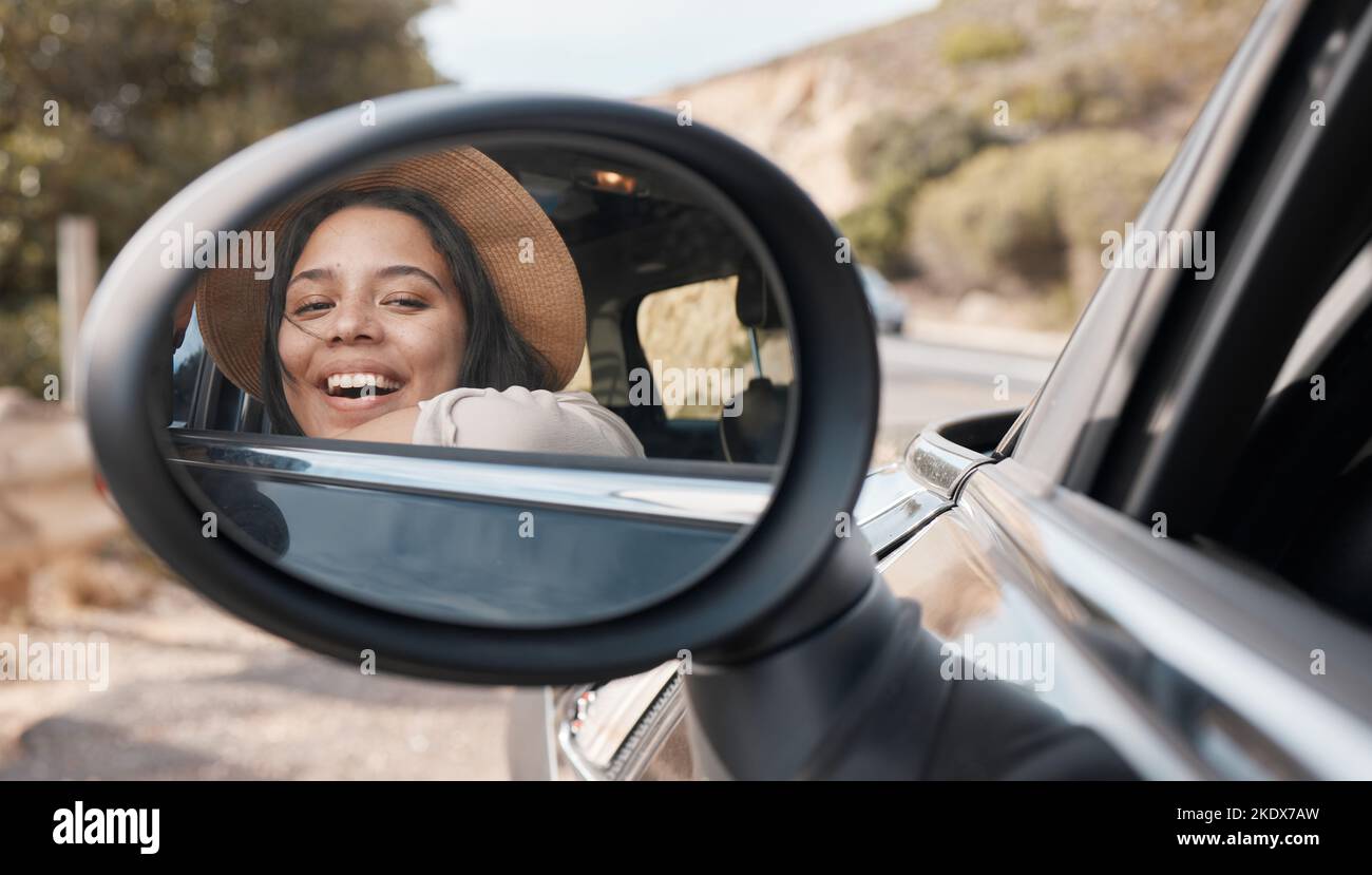 Miroir de voiture, bon voyage sur route et femme noire se sentant heureuse au sujet du transport à moteur et de la liberté. Voyage, vacances d'été et transport d'une femme Banque D'Images