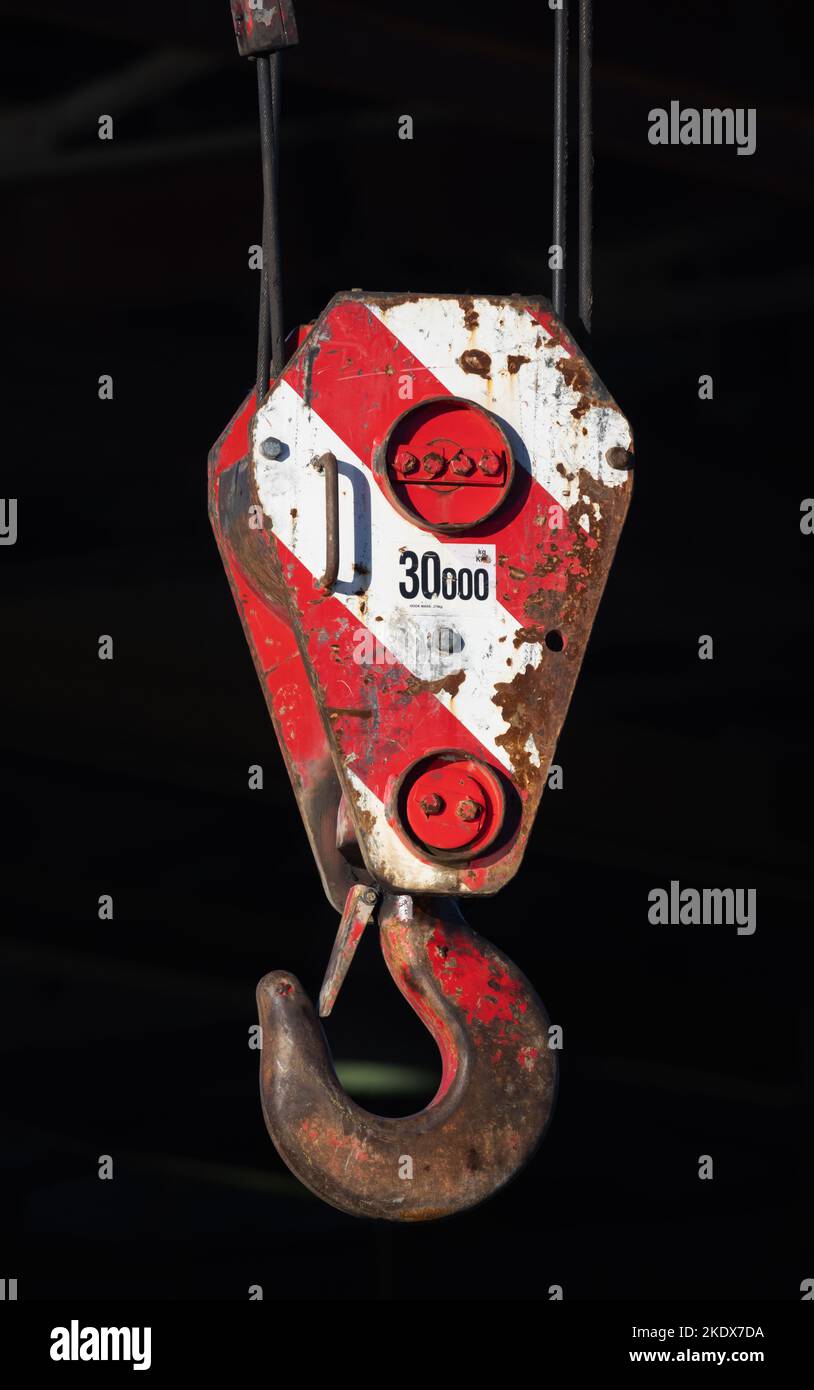 Crochet de grue avec motif de mise en garde rouge et blanc rayé, photo en gros plan Banque D'Images