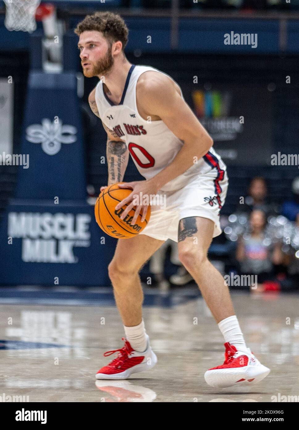 Moraga, Californie, États-Unis, 07th novembre 2022. A. la garde de St. Mary Logan Johnson (0) cherche à passer le ballon pendant le match de basket-ball des hommes NCAA entre Oral Roberts Golden Eagles et les Saint Mary's Gaels. Saint Mary's Beat Oral Roberts 78-70 au pavillon de la University Credit Union Moraga Calif. Thurman James/CSM/Alamy Live News Banque D'Images