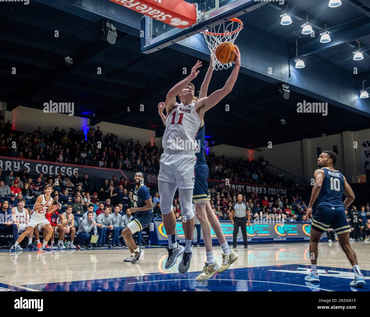 Moraga, Californie, États-Unis, 07th novembre 2022. A. le centre de St. Mary Mitchell Saxen (11) va dans le panier et les partitions pendant le match de basket-ball des hommes NCAA entre Oral Roberts Golden Eagles et les Saint Mary's Gaels. Saint Mary's Beat Oral Roberts 78-70 au pavillon de la University Credit Union Moraga Calif. Thurman James/CSM/Alamy Live News Banque D'Images