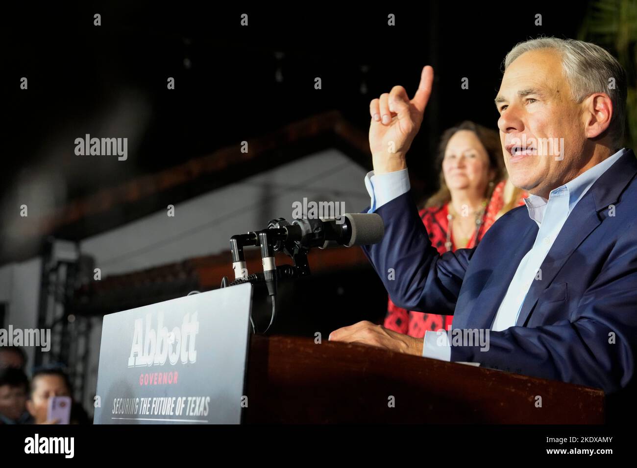 McAllen Texas USA, 8 novembre 2022: Le gouverneur du Texas GREG ABBOTT, rejoint sur scène par sa femme, Cecelia, se remette dans une victoire de réélection sur le challenger démocrate Beto O'Rourke lors d'un parti de veille électorale. ©Bob Daemmrich Banque D'Images