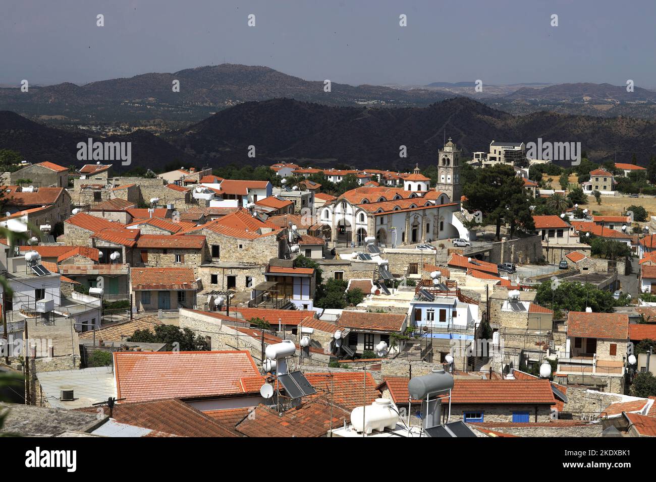 Larnaca, Chypre. 24th mai 2022. Pano Lefkara est un village sur l'île de Chypre célèbre pour sa dentelle, connue sous le nom de 'lefkaritika' et l'artisanat d'argent. Le village tire son nom du blanc de sa silice et de son calcaire. Il a été classé parmi les 30 plus belles villes d'Europe par l'Association japonaise des agents de voyages. (Image de crédit : © Ruaridh Stewart/ZUMA Press Wire) Banque D'Images
