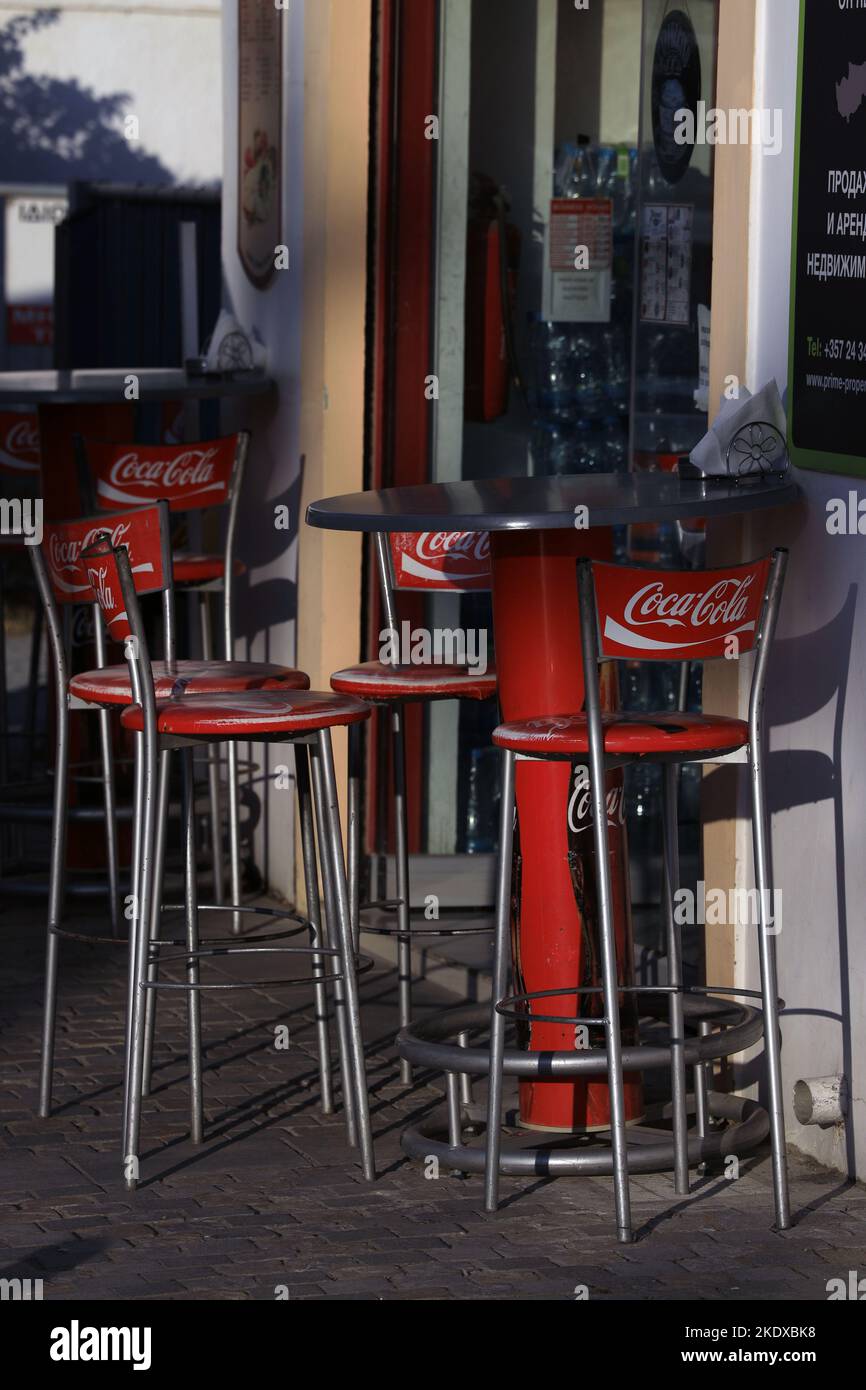 Larnaca, Chypre. 23rd mai 2022. Coca Cola Red bar tabourets dans un café de  rue dans le quartier turc de Larnaca. La République de Chypre se trouve à  un carrefour historique et