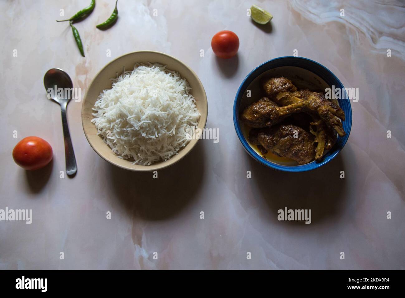 Repas indien, riz vapeur et poulet au curry servis. Vue de dessus Banque D'Images