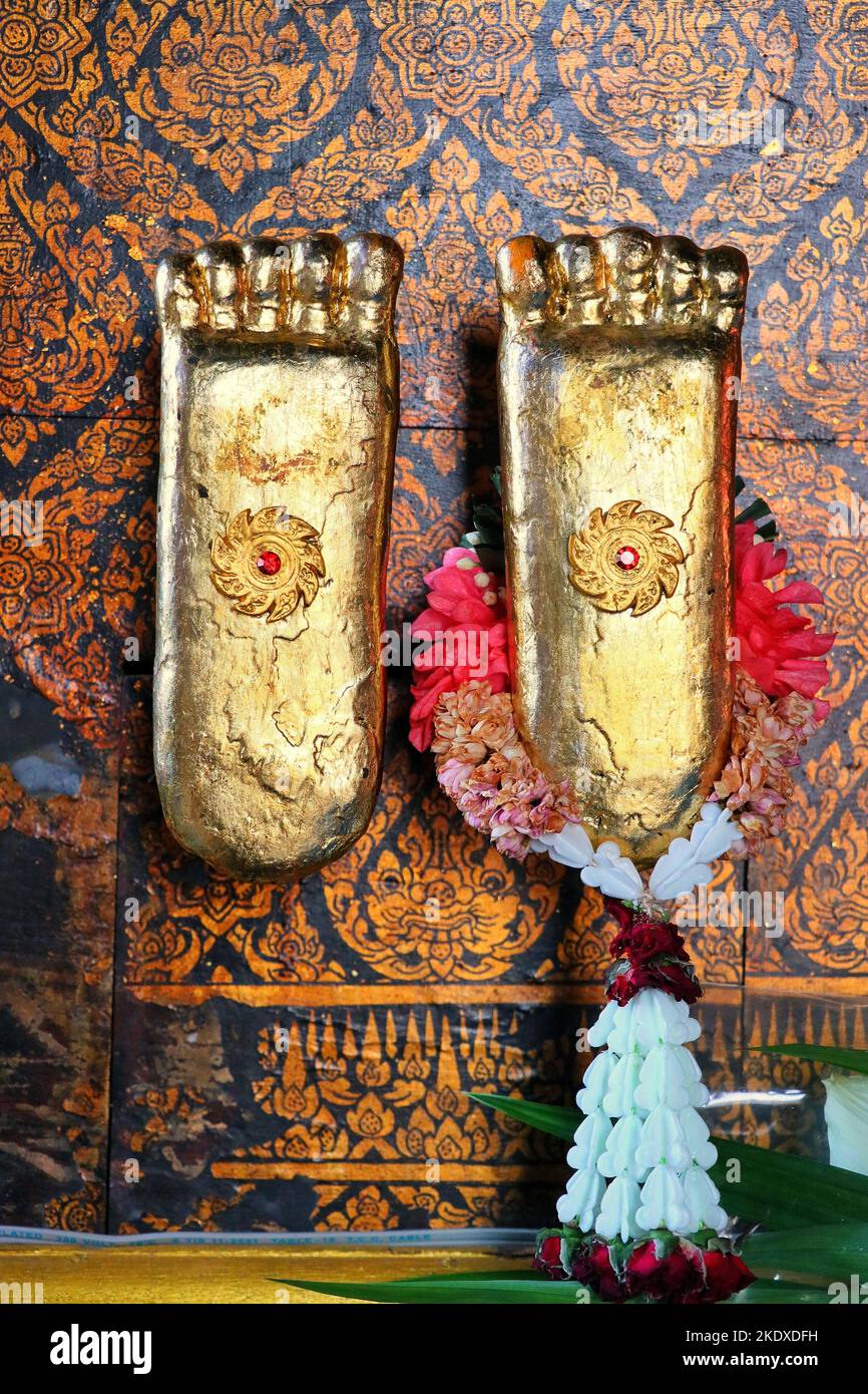 Statue de Bouddha dans la posture de cérémonie de crémation du temple antique thaïlandais Banque D'Images