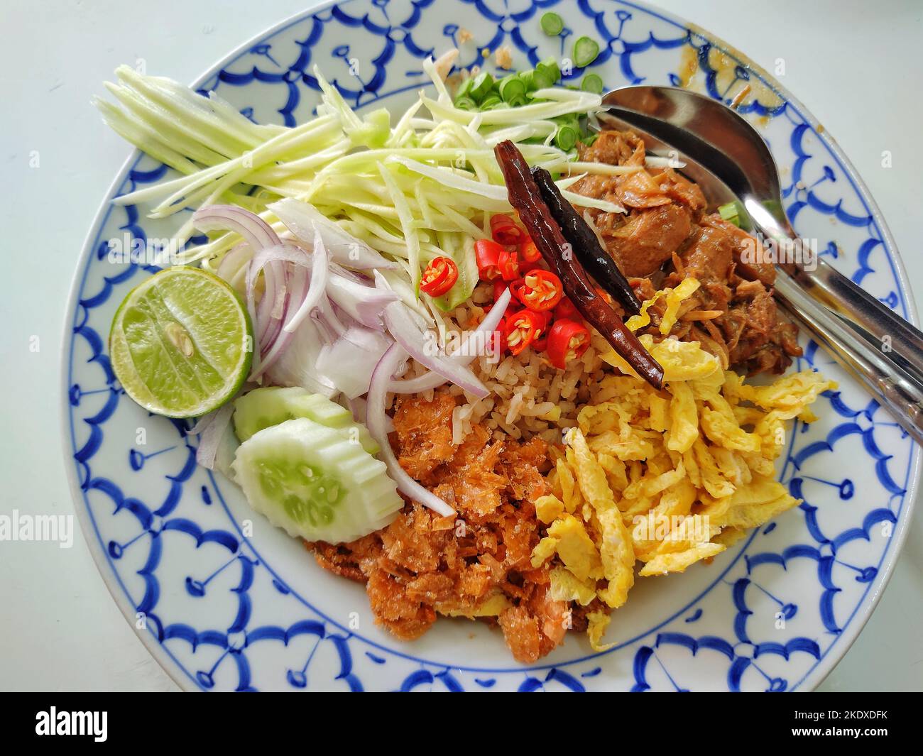 Crevettes pâte Fried Rice appeler Khao kluk kapi en langue thaï Banque D'Images
