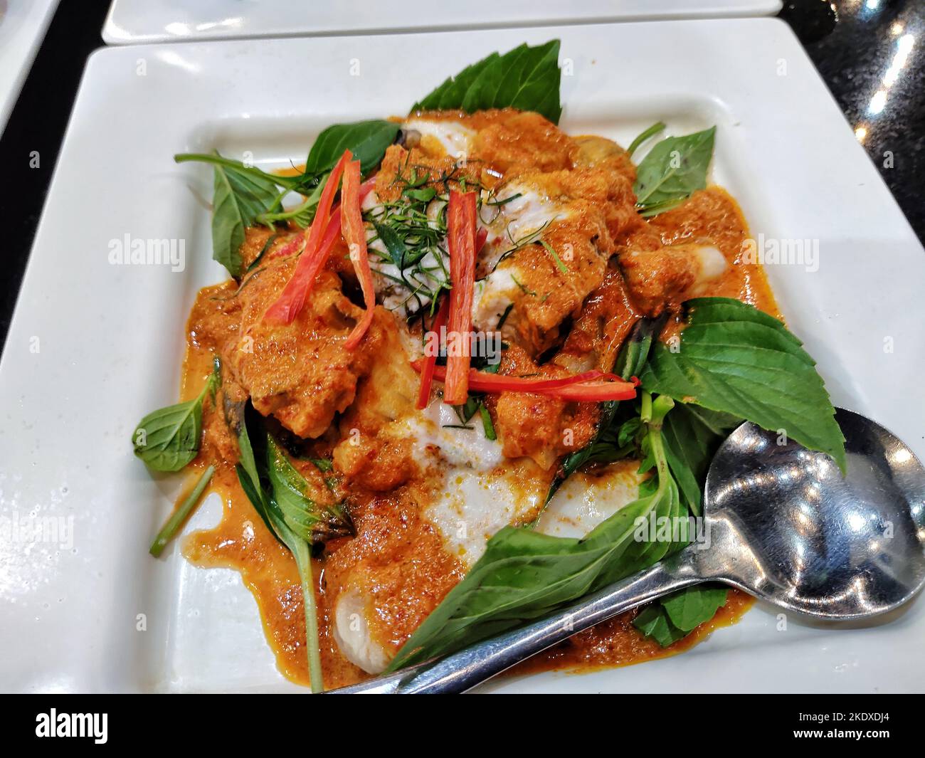 Cuisine folklorique thaïlandaise curry de poisson-chat frit appelé Chu Chee pladuk Banque D'Images