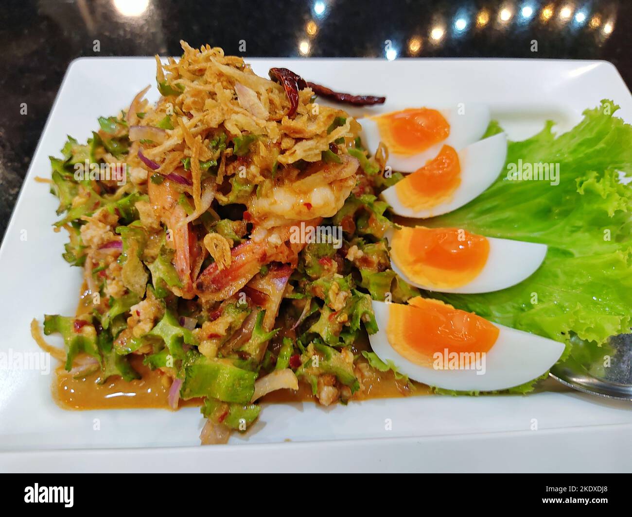la salade de haricots ailées aux crevettes fraîches appelle le yum-tua-poo en thaï Banque D'Images