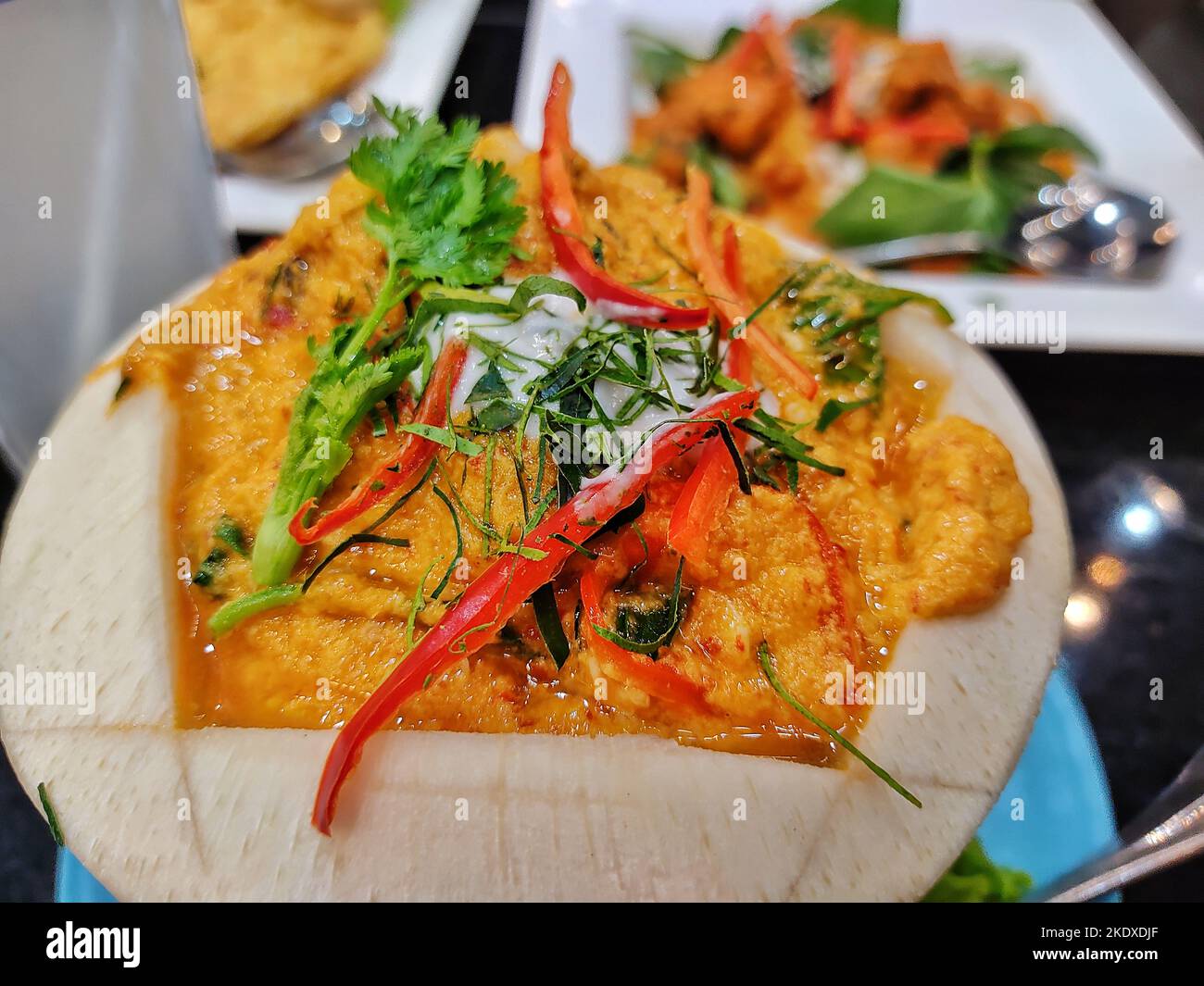 Le poisson cuit à la vapeur avec pâte de curry appelle hor-mok en langue thaï. Banque D'Images