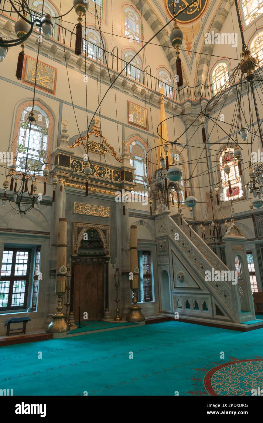 Mihrab et minbar de la mosquée d'Ayazma à Uskudar. Photo de fond de l'architecture islamique. Istanbul Turkiye - 9.24.2022 Banque D'Images