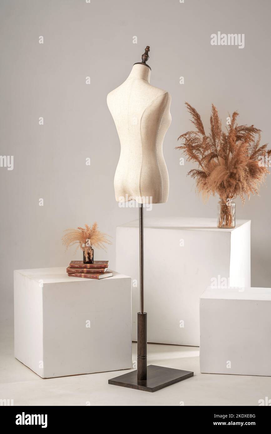Mannequin vintage sans les mains sur un arrière-plan léger de studio Banque D'Images