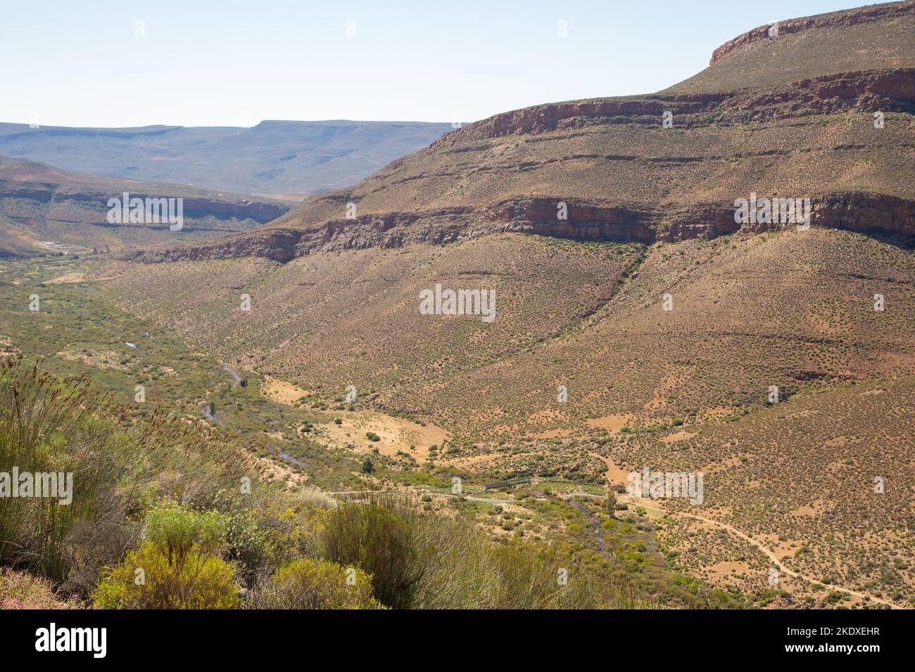 En regardant dans la vallée juste avant que la route atteigne Wupperthal dans les montagnes de Cederberg en Afrique du Sud Banque D'Images
