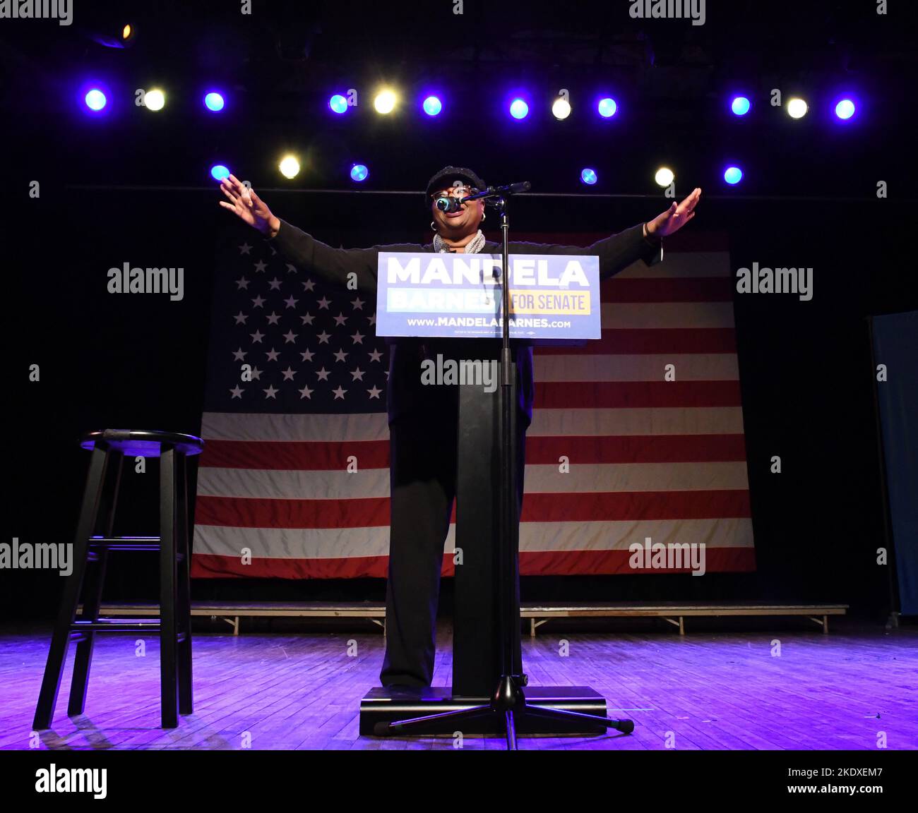 Milwaukee, Wisconsin, États-Unis. 9th novembre 2022. FELISIA MARTIN déclare la fin de la soirée électorale pour le candidat sénateur Lt. Gov. Mandela Barnes peu de temps avant 1 heures mercredi 9 novembre 2022 à la salle de bal Turner Hall dans le centre-ville de Milwaukee, Wisconsin, disant que les résultats de l'élection ne seront pas connus avant plus tard dans la journée. Elle est la première vice-présidente du Parti démocratique d'État. (Credit image: © Mark Hertzberg/ZUMA Press Wire) Credit: ZUMA Press, Inc./Alay Live News Banque D'Images