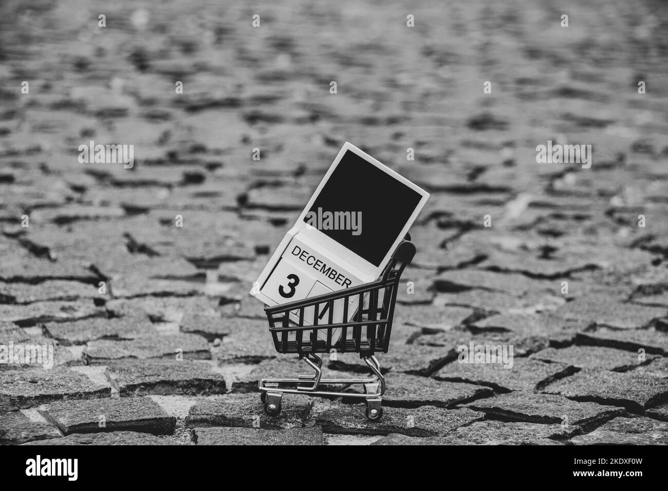 31 décembre est écrit sur des cubes de calendrier en bois qui se trouvent dans des chariots d'un supermarché sur une route en pierre dans la rue, bonne année, vacances Banque D'Images