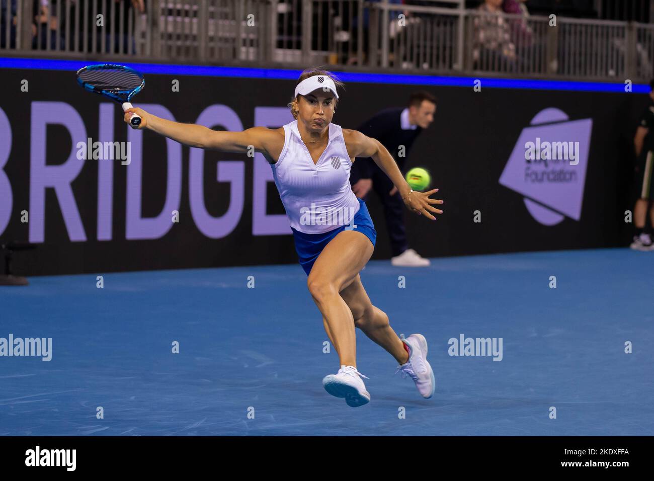 Glasgow, Écosse, le 8th novembre 2022. Yulia Putintseva, du Kazakhstan, joue Katie Boulter, de Grande-Bretagne, dans les étapes de groupe du Billy Jean Roi Cu Banque D'Images