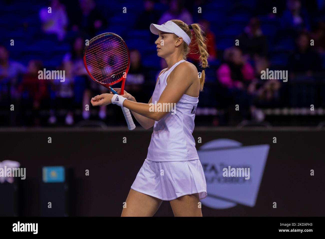 Glasgow, Écosse, le 8th novembre 2022. Elena Rybakina du Kazakhstan joue Harriet Dart de Grande-Bretagne dans les étapes de groupe de la Billy Jean King Cup. Banque D'Images
