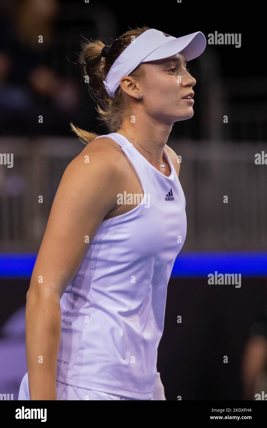 Glasgow, Écosse, le 8th novembre 2022. Elena Rybakina du Kazakhstan joue Harriet Dart de Grande-Bretagne dans les étapes de groupe de la Billy Jean King Cup. Banque D'Images