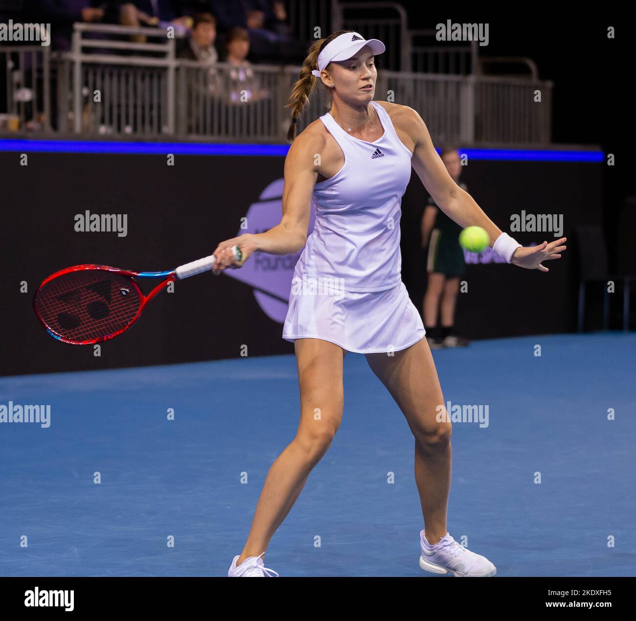 Glasgow, Écosse, le 8th novembre 2022. Elena Rybakina du Kazakhstan joue Harriet Dart de Grande-Bretagne dans les étapes de groupe de la Billy Jean King Cup. Banque D'Images