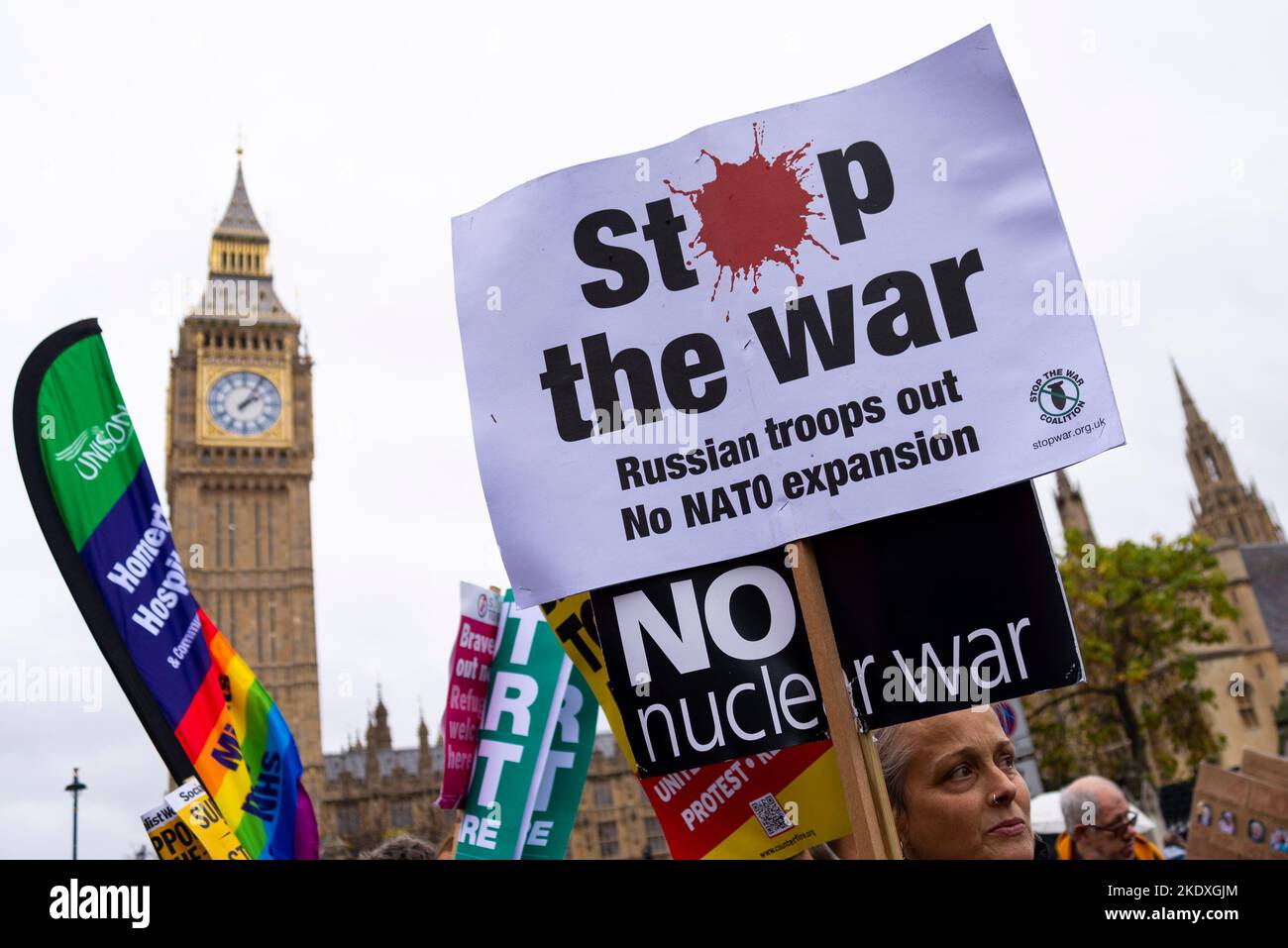 Arrêtez la plaque de la guerre lors d'une manifestation à Londres contre les mesures d'austérité du gouvernement conservateur, appelant à des élections générales. Pas de guerre nucléaire Banque D'Images