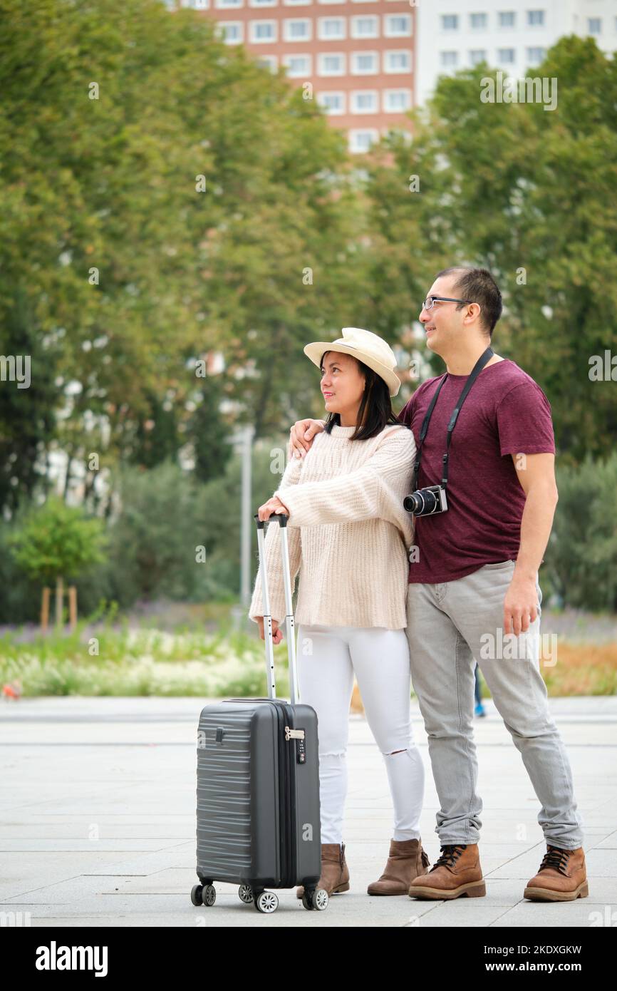 Couple multiracial de touristes explorant la ville ensemble. Banque D'Images