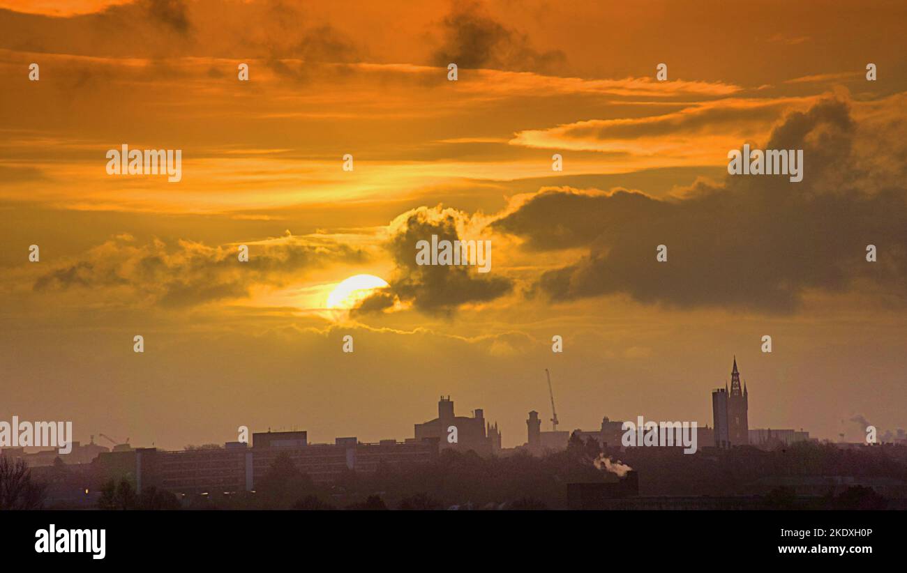 Glasgow, Écosse, Royaume-Uni 9th novembre 2022. Météo au Royaume-Uni : une forte pluie a pris fin alors que le soleil s'élanche à travers les nuages de tempête à la promesse d'une meilleure journée. Crédit Gerard Ferry/Alay Live News Banque D'Images