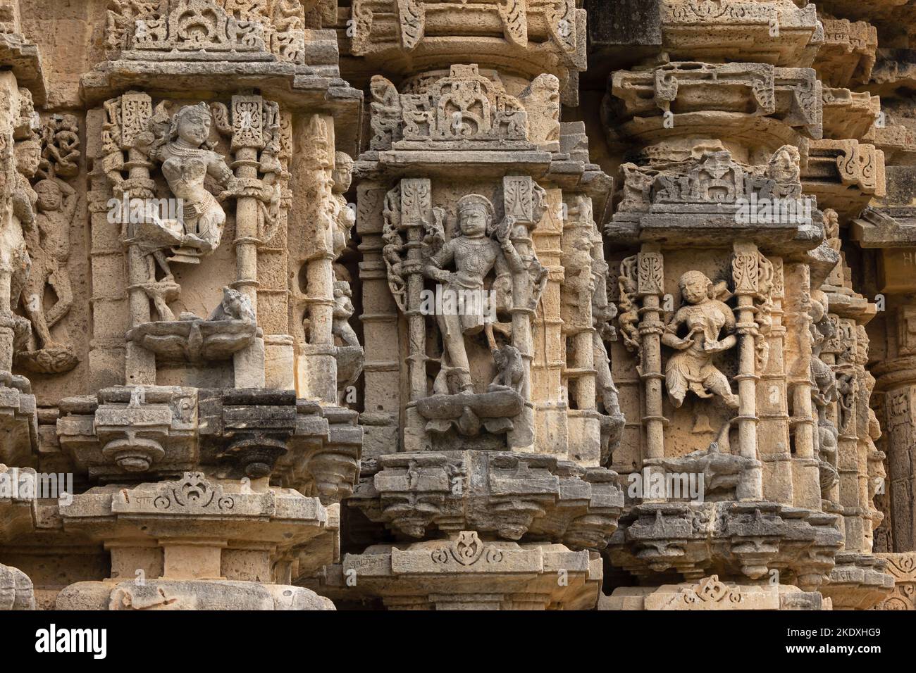 Sculptures de Dieu hindou et de déesse sur le temple Navlakha, Ghumli, Dwarka, Gujarat, Inde. Banque D'Images