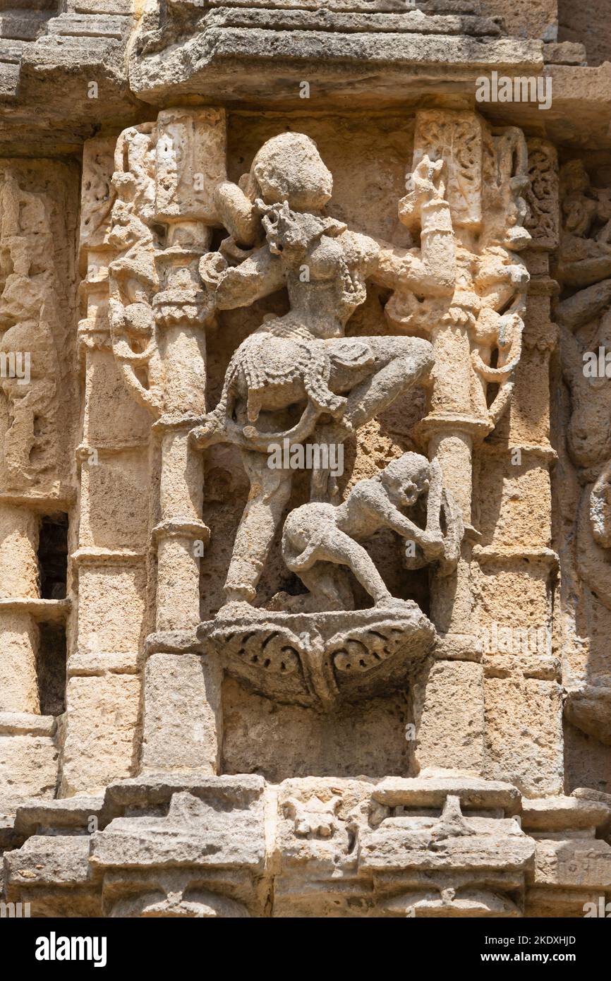 Danse Sculpture du temple d'Apsara Navlakha, Ghumli, Dwarka, Gujarat, Inde. Banque D'Images