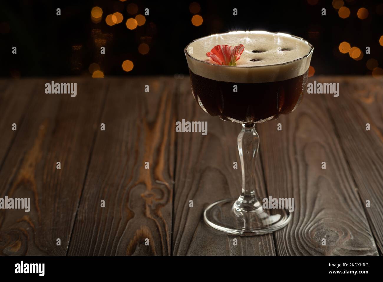 Martini expresso en verre avec grains de café et fleurs. Banque D'Images