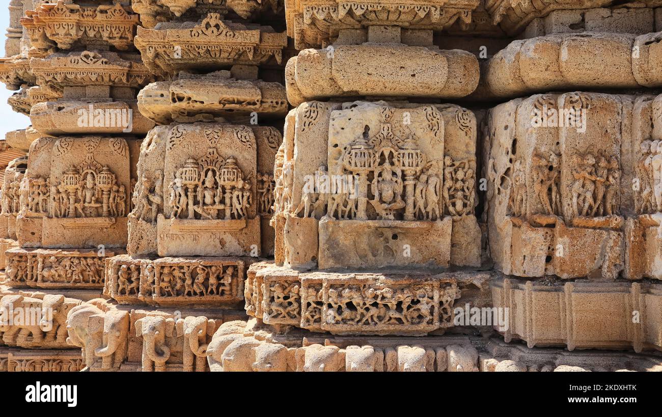 Panneau de naratharas sculptés ou de figures humaines et un panneau de gajatharas sculptés ou d'éléphants à la base sur le temple de Rukmini Devi, Dwarka, Gujarat, Ind Banque D'Images