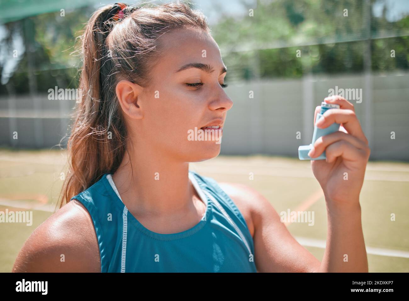Femme, fitness ou pompe d'asthme médical sur le court de tennis dans le jeu d'entraînement, l'entraînement ou le défi de compétition d'exercice. Athlète sportif, asthmatique ou Banque D'Images