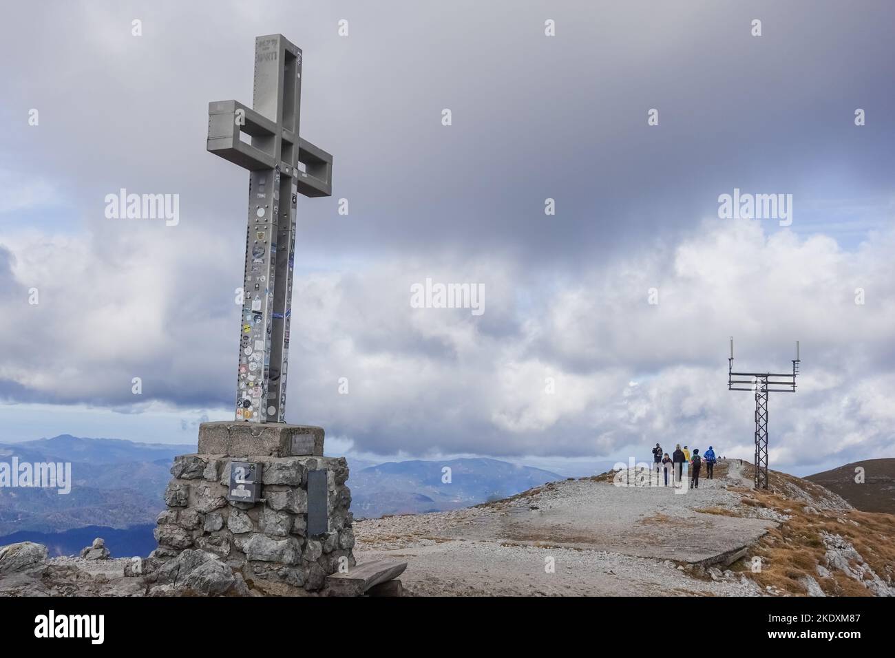 croix de sommet avec randonneurs sur la plus haute montagne de la basse-autriche avec une vue incroyable et vue détaillée du ciel Banque D'Images