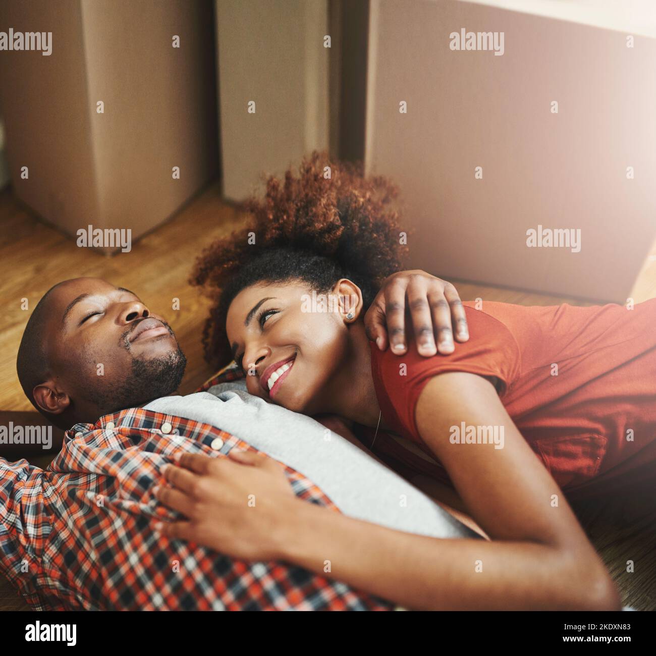 Réveillez-vous de nouveau pour commencer à déballer. Un jeune couple prend une pause tout en emportant dans leur nouvelle maison. Banque D'Images